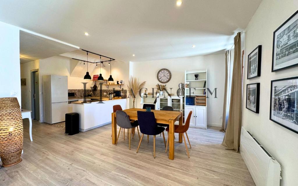 une salle à manger et une cuisine avec une table et des chaises dans l'établissement Appartement Mercatu au coeur de Calvi, à Calvi