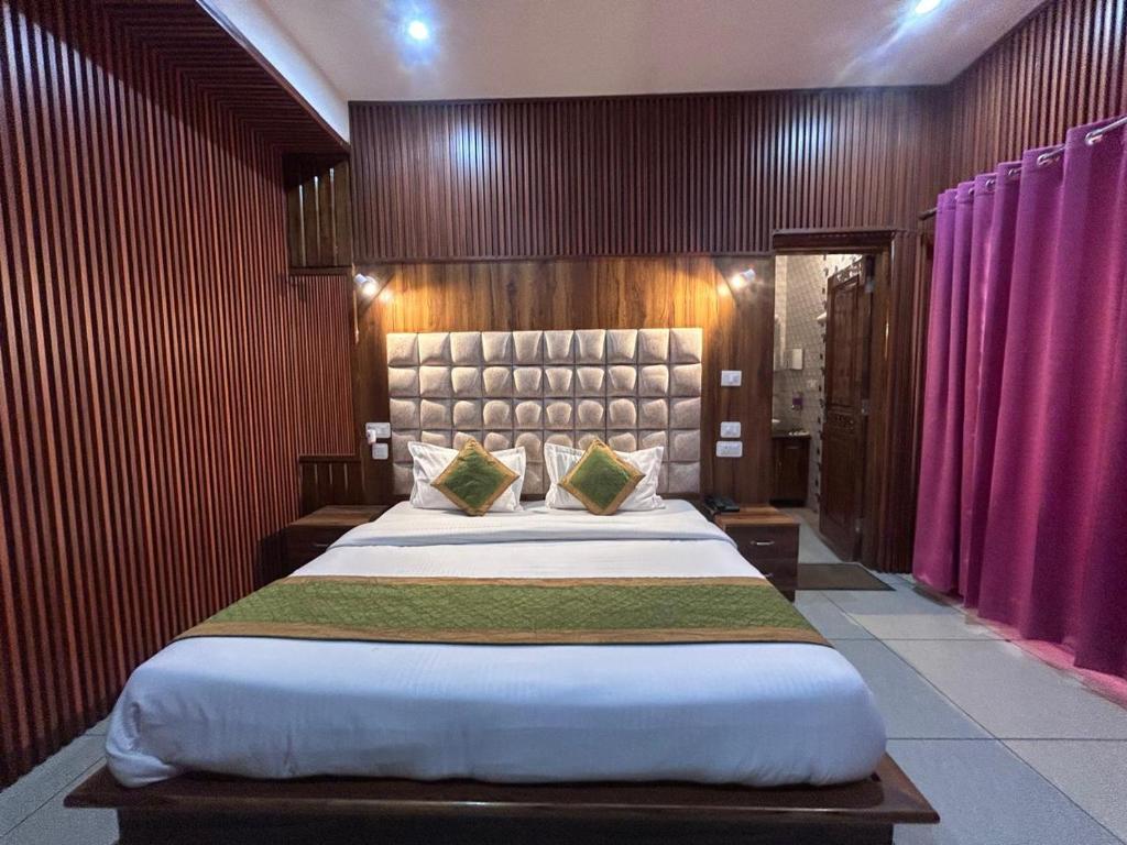 Postel nebo postele na pokoji v ubytování The Chardham Hotel & Resort Top Rated & Most Awarded Property