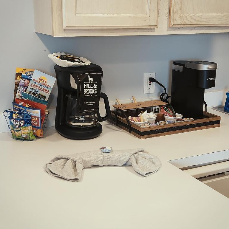eine Küchenarbeitsplatte mit einer Kaffeemaschine und einem Gürtel in der Unterkunft Condo in Gulf Shores King Suite in Gulf Shores
