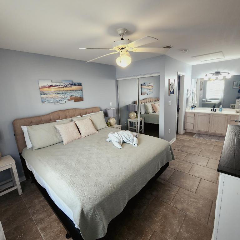Postel nebo postele na pokoji v ubytování Condo in Gulf Shores King Suite