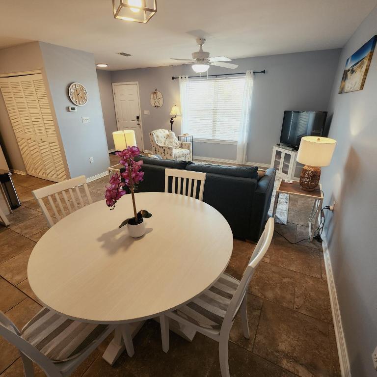 Ein Sitzbereich in der Unterkunft Condo in Gulf Shores King Suite