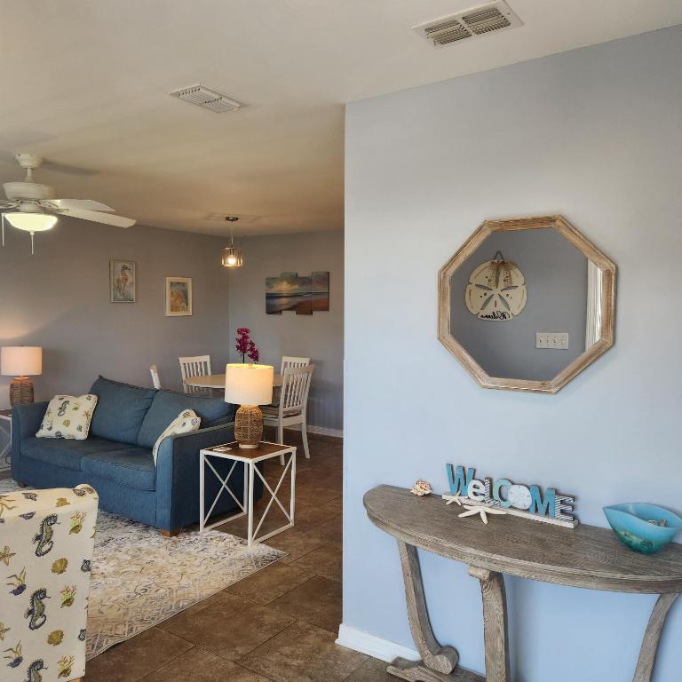 Posezení v ubytování Condo in Gulf Shores King Suite