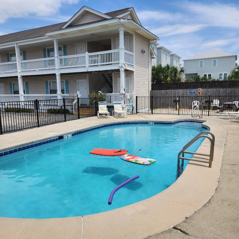 Bazén v ubytování Condo in Gulf Shores King Suite nebo v jeho okolí