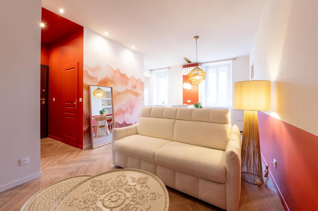 un salon avec un canapé et une table dans l'établissement Le petit Berriat T2, à Grenoble
