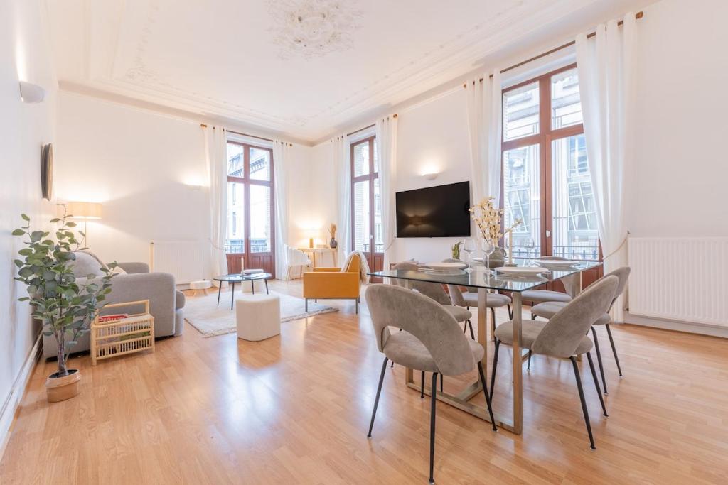 un grand salon avec une table et des chaises dans l'établissement Le Saint Jean - Vue - Centre - Gare - 5 pers, à Nancy