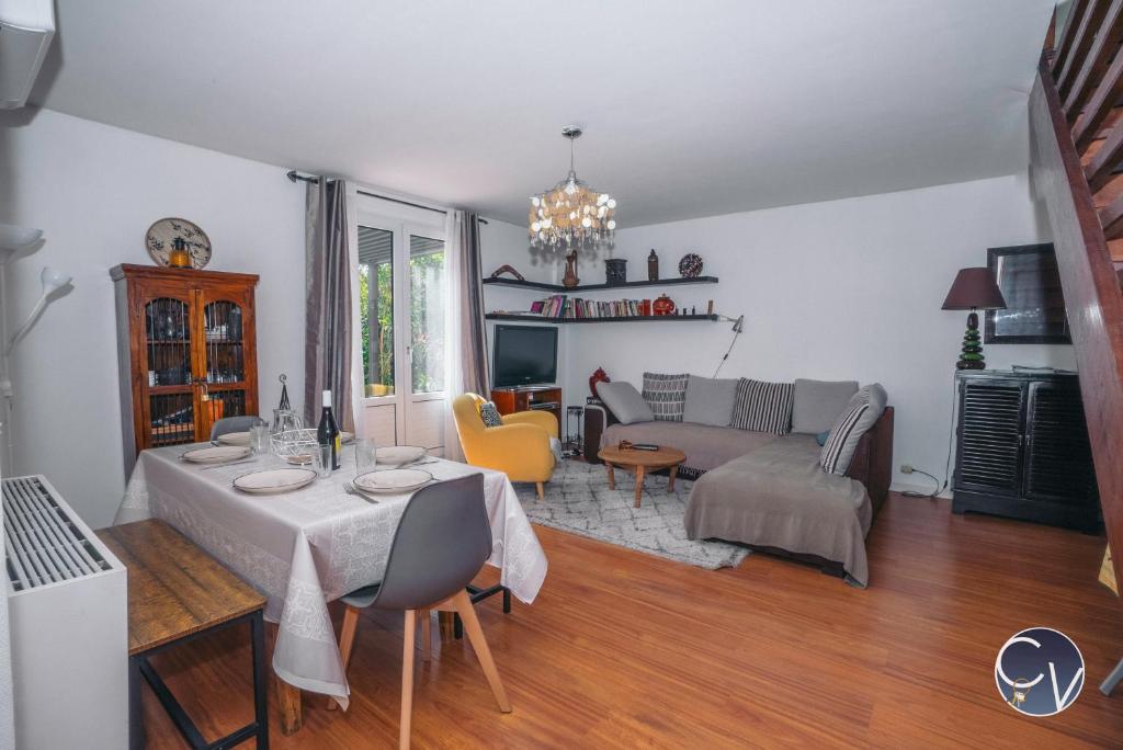 un salon avec une table et un canapé dans l'établissement Maison entière à 300m du centre, à LʼIsle-sur-la-Sorgue