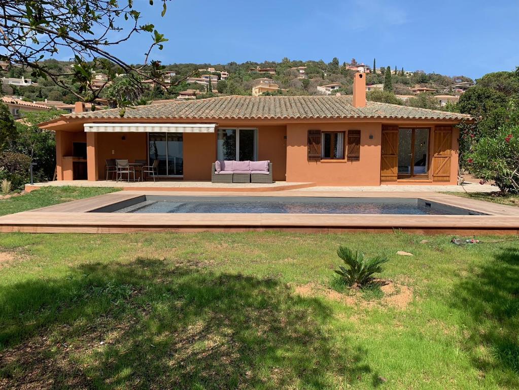 une maison avec une piscine devant dans l'établissement Villa Marina di Fiori, à Porto-Vecchio