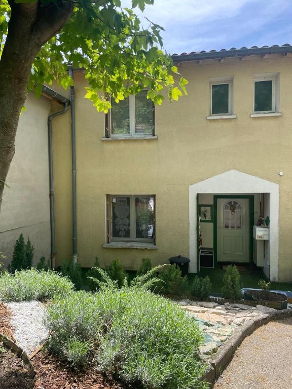 une maison avec une porte verte et un arbre dans l'établissement Maison de village 160 m2 4 chambres 7 pièces, à Plan-de-Baix