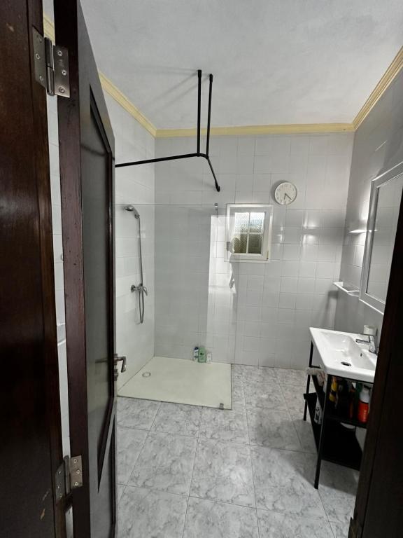 GüimeにあるCasa Güime, Apartment in a private houseのシャワーと洗面台付きのバスルーム