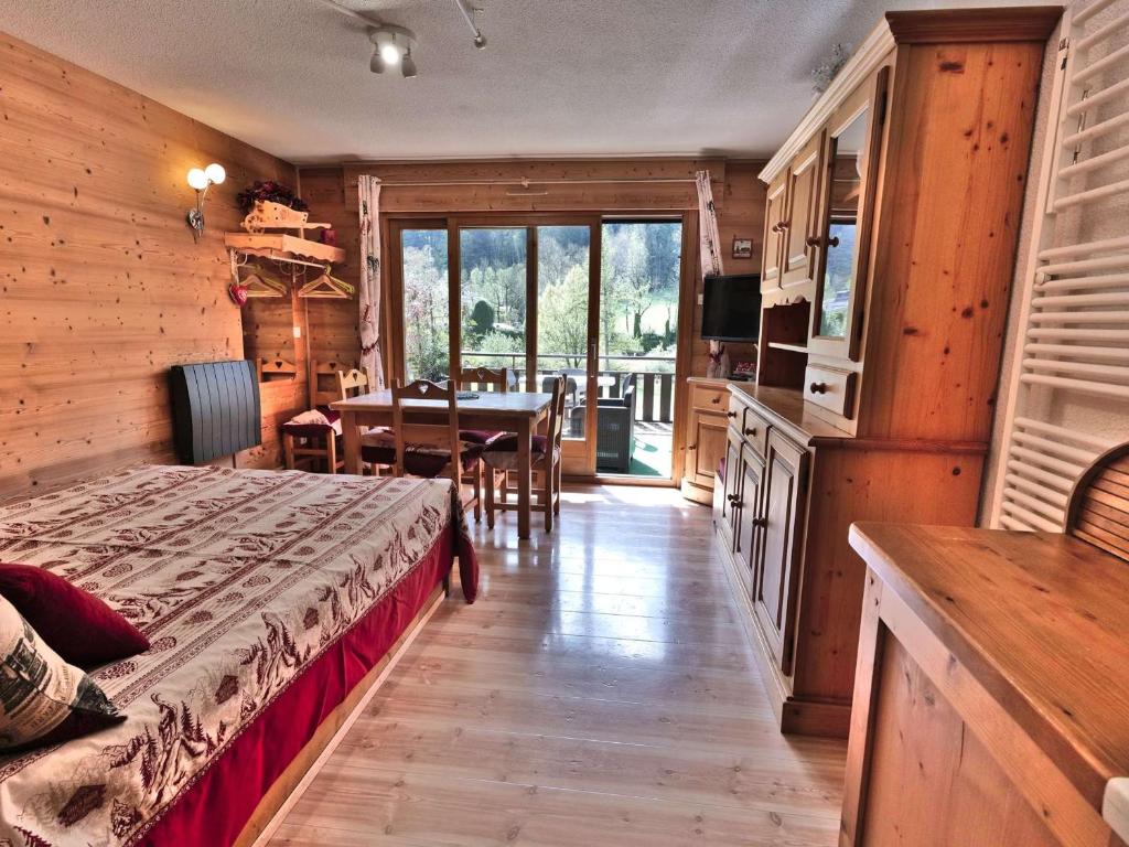 A bed or beds in a room at Charmant Studio Montagne Rénové, 4 Pers, Balcon Sud, Proche Centre - FR-1-458-106