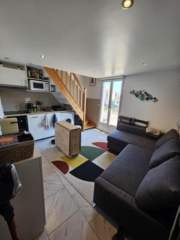 un salon avec un canapé et une cuisine dans l'établissement Appartement 2 pièces à 5 mn de la plage N3, à Saint-Laurent-du-Var