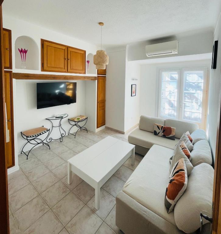 un salon avec un canapé et une table dans l'établissement ma pensée, à Sainte-Maxime