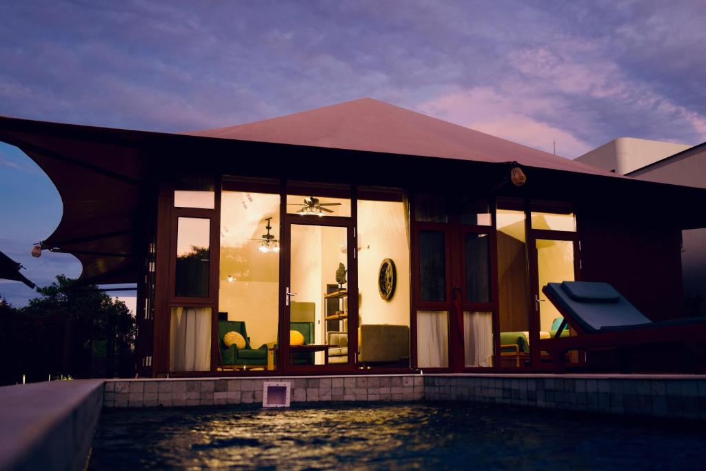 Bazén v ubytování Eden Villa nebo v jeho okolí