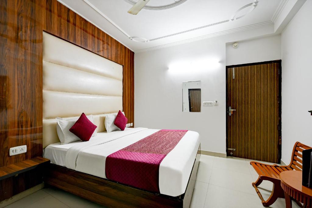 Postel nebo postele na pokoji v ubytování Airport Hotel Kiara - New Delhi Airport