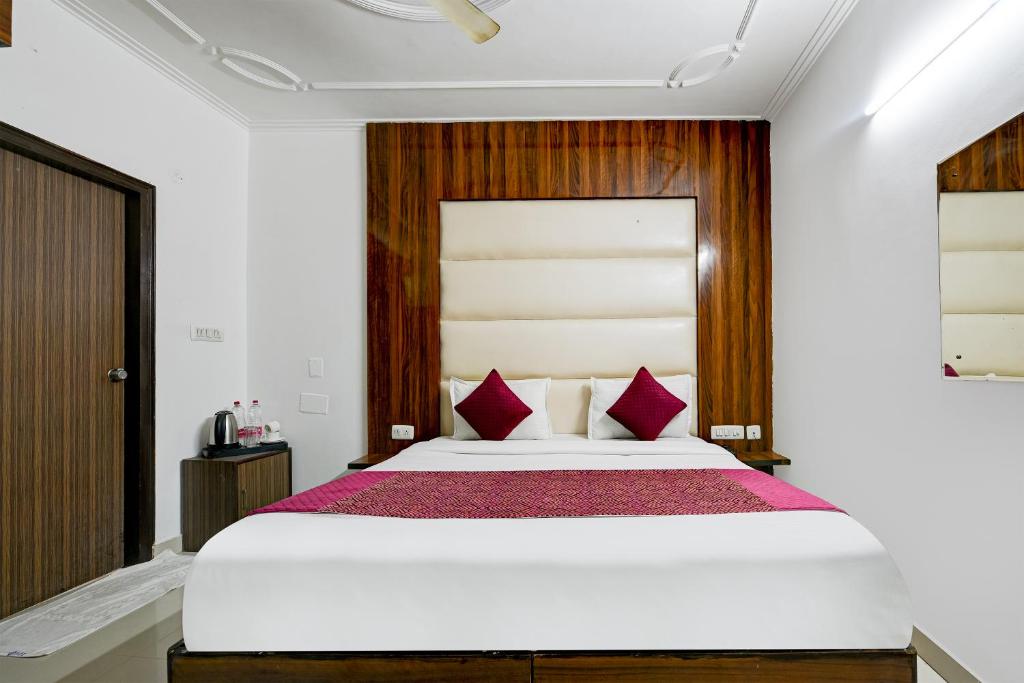 Postel nebo postele na pokoji v ubytování Airport Hotel Kiara - New Delhi Airport