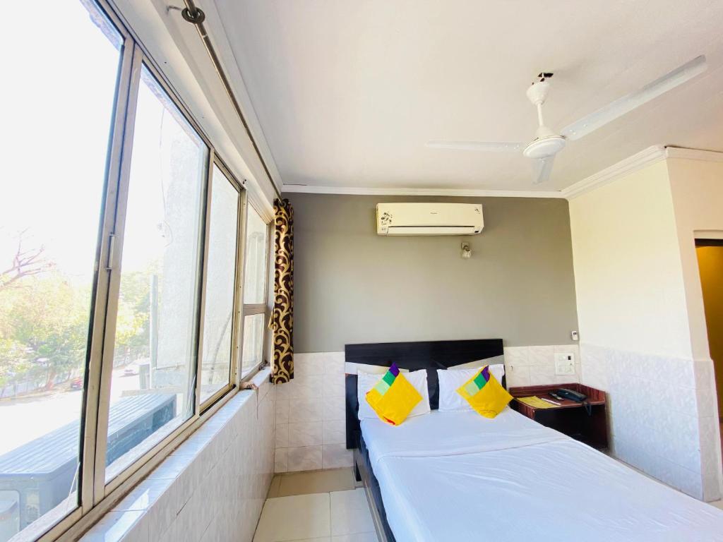 Postel nebo postele na pokoji v ubytování Hotel Aakash Navrangpura
