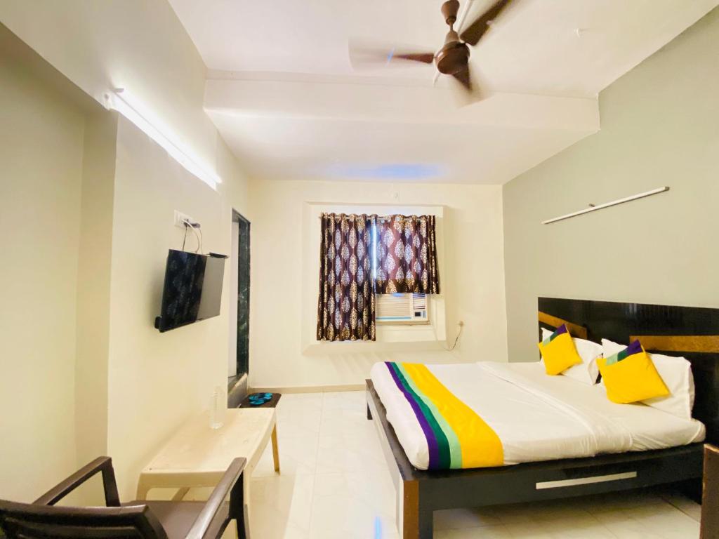 Postel nebo postele na pokoji v ubytování Hotel Aakash Navrangpura