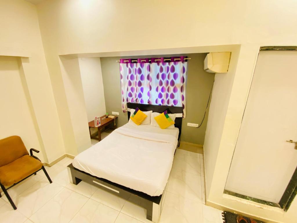 Postel nebo postele na pokoji v ubytování Hotel Aakash Navrangpura