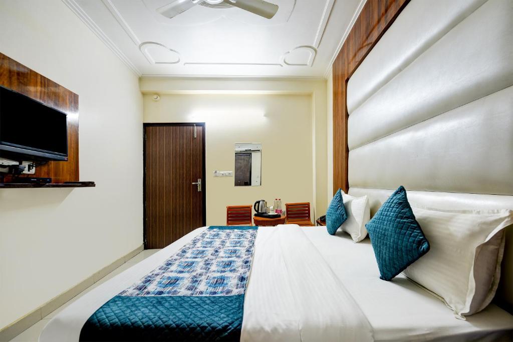 Postel nebo postele na pokoji v ubytování Airport Hotel Kiara - New Delhi Airport