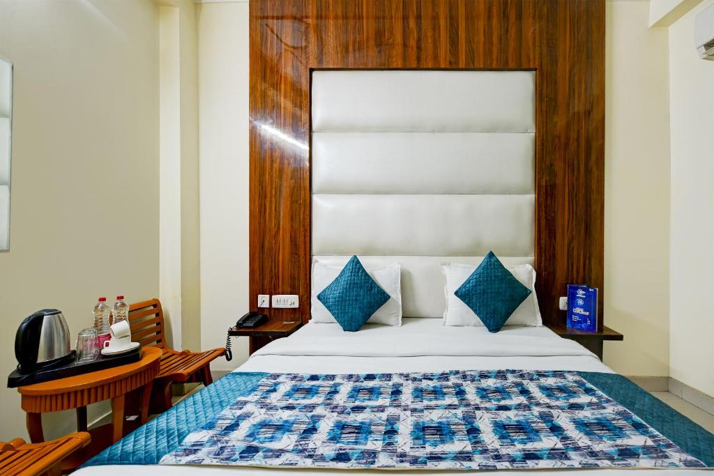 Postel nebo postele na pokoji v ubytování Airport Hotel Kiara - New Delhi Airport