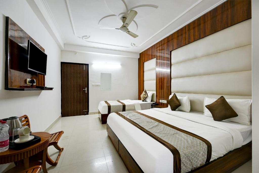 Postel nebo postele na pokoji v ubytování Airport Hotel Kiara - New Delhi Airport
