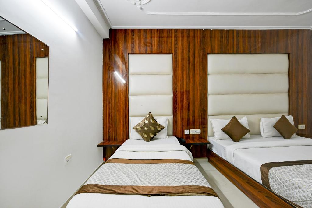 Postel nebo postele na pokoji v ubytování Airport Hotel Kiara - New Delhi Airport