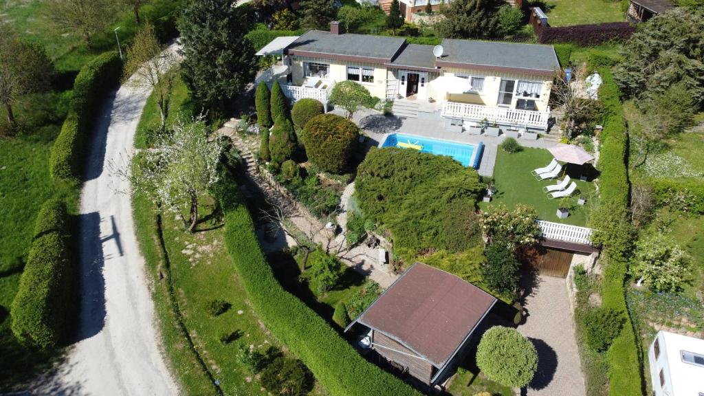 an aerial view of a house with a yard at Idyllischer Ferienbungalow in ruhiger Lage mit Pool und großen Garten in Rastenberg