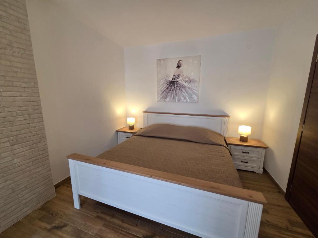 Postel nebo postele na pokoji v ubytování Apartments & Rooms Nensi