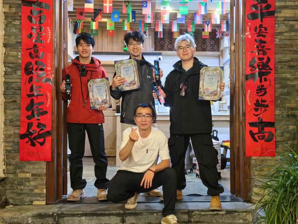 张家界Breeze & Alley Inn--Tianmenshan Cableway-English reception-Tourism planing的一群人拿着证书站在门口