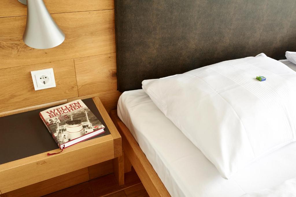 Postel nebo postele na pokoji v ubytování Im-Jaich Hotel Bremerhaven