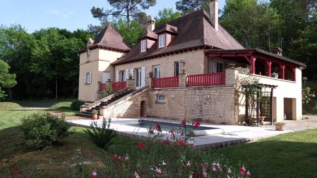 Cette grande maison dispose d'un balcon. dans l'établissement Villa La Canéda*Spacieuse*Piscine*Sarlat, à Sarlat-la-Canéda