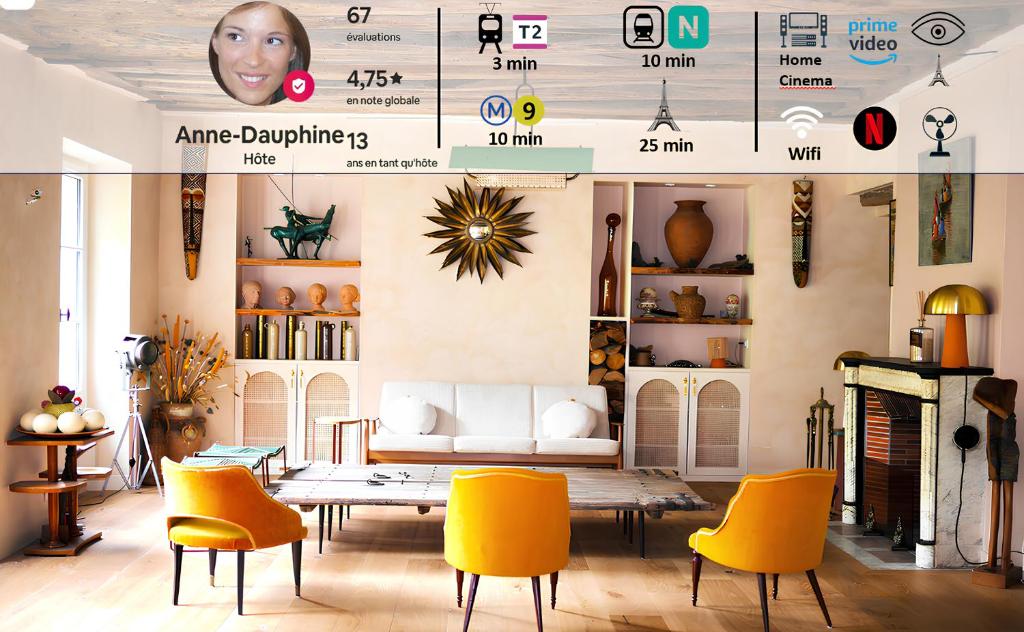 un salon avec des chaises jaunes et une table dans l'établissement Beautiful villa view on garden and Paris Eiffel tower near transport Paris, à Meudon