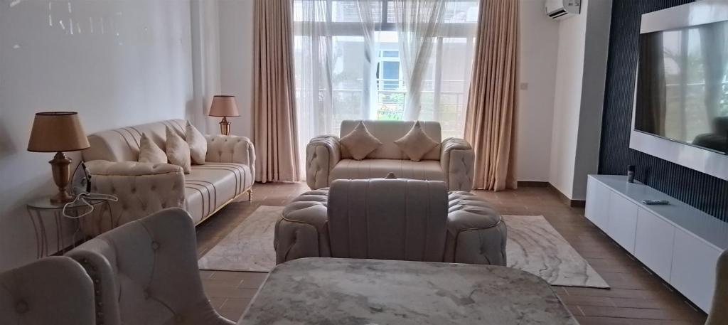 Posezení v ubytování AQUA GARDENS SEAVIEW LUXURY HOMESTAY NYALI Msa