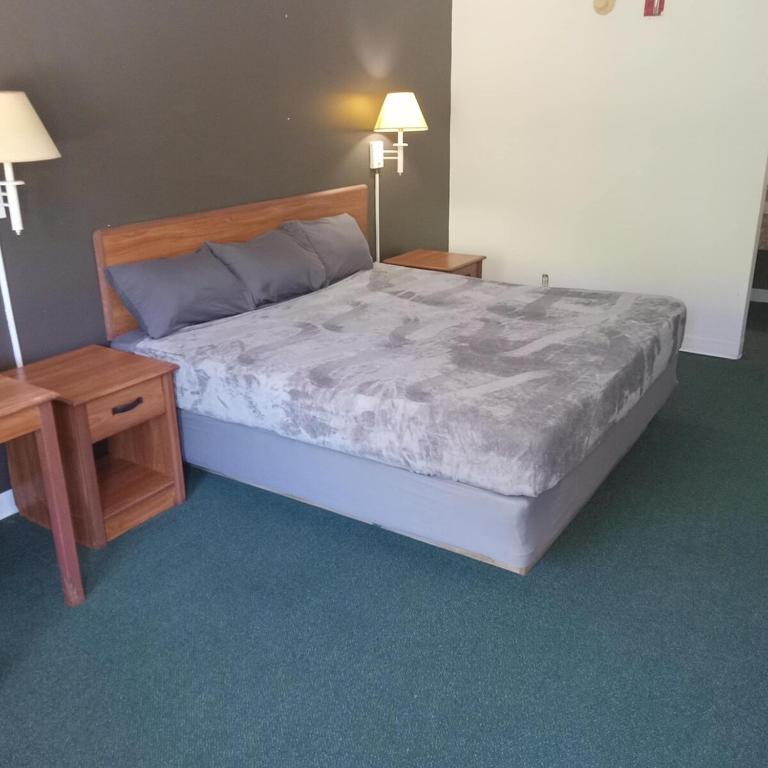 2 Double Beds Hotel Studio 227 tesisinde bir odada yatak veya yataklar