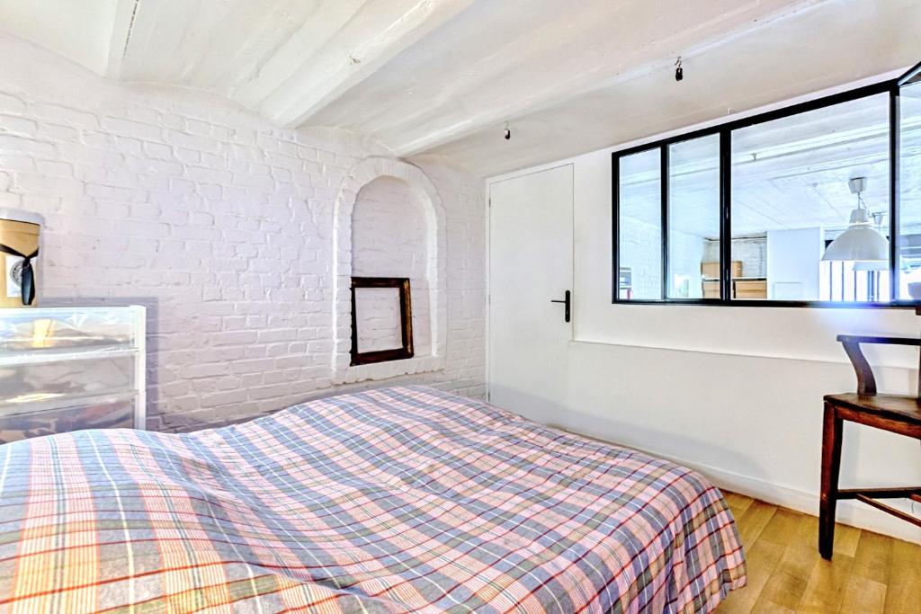 Postel nebo postele na pokoji v ubytování Atelier Bleu Charmant petit Loft