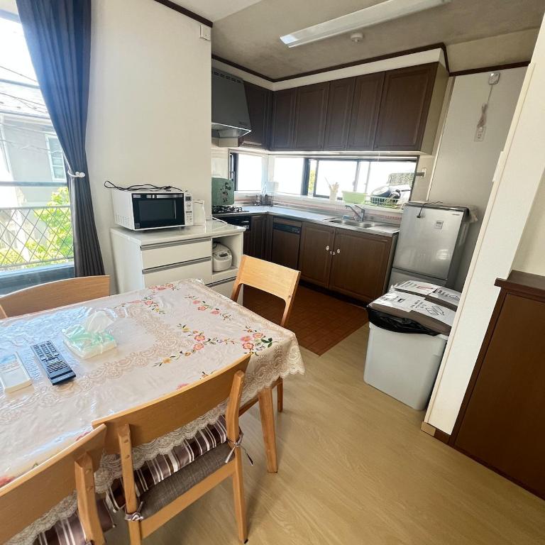 Kuchyň nebo kuchyňský kout v ubytování TSURUNOYA The only private lodging in Tokyo Japanese TATAMI style 8 minutes walk from station FREE Parking 4rooms 12guests NEW OPEN ASAKUSA AKIHABARA SKYTREE nearby