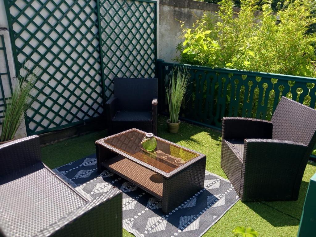 d'une terrasse avec 2 chaises, une table et 2 chaises. dans l'établissement Petite maison charmante proche Bords de Marne, à Saint-Maur-des-Fossés