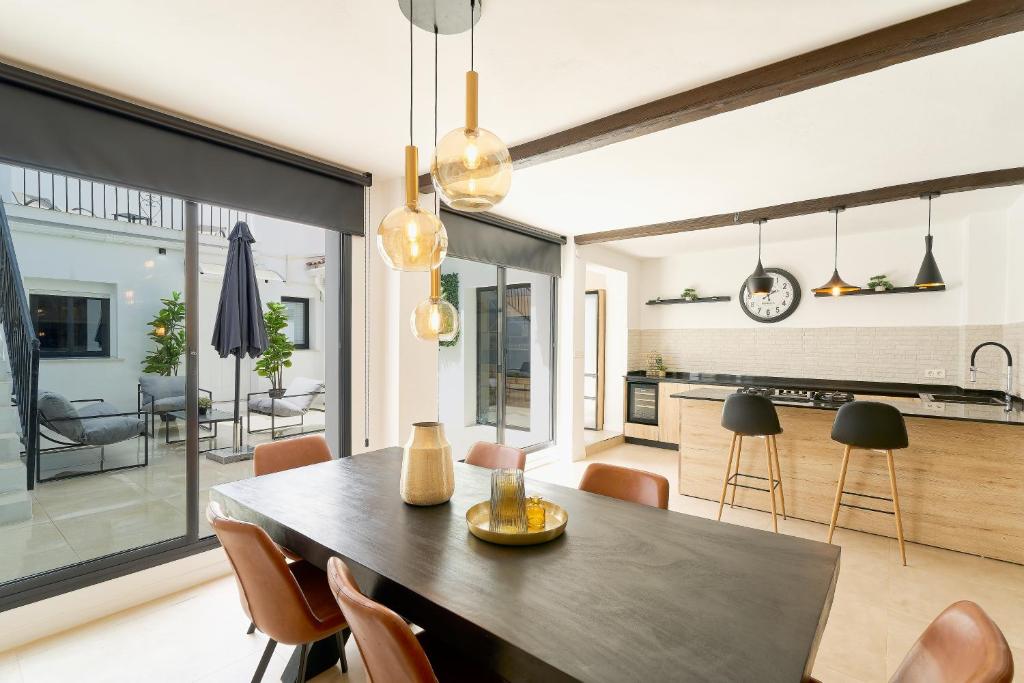 eine Küche und ein Esszimmer mit Tisch und Stühlen in der Unterkunft Kosta Homes - Modern Two Bedroom with Terrace in Alhaurín de la Torre