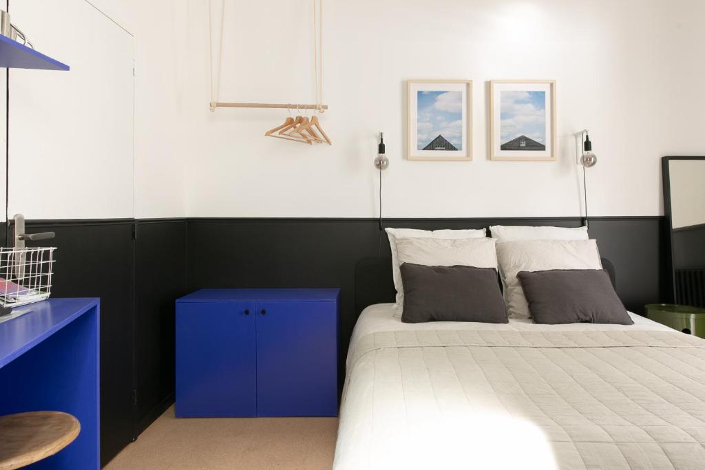 a bedroom with a blue cabinet and a bed at Chambre avec salle de bain et accès indépendant in Nantes