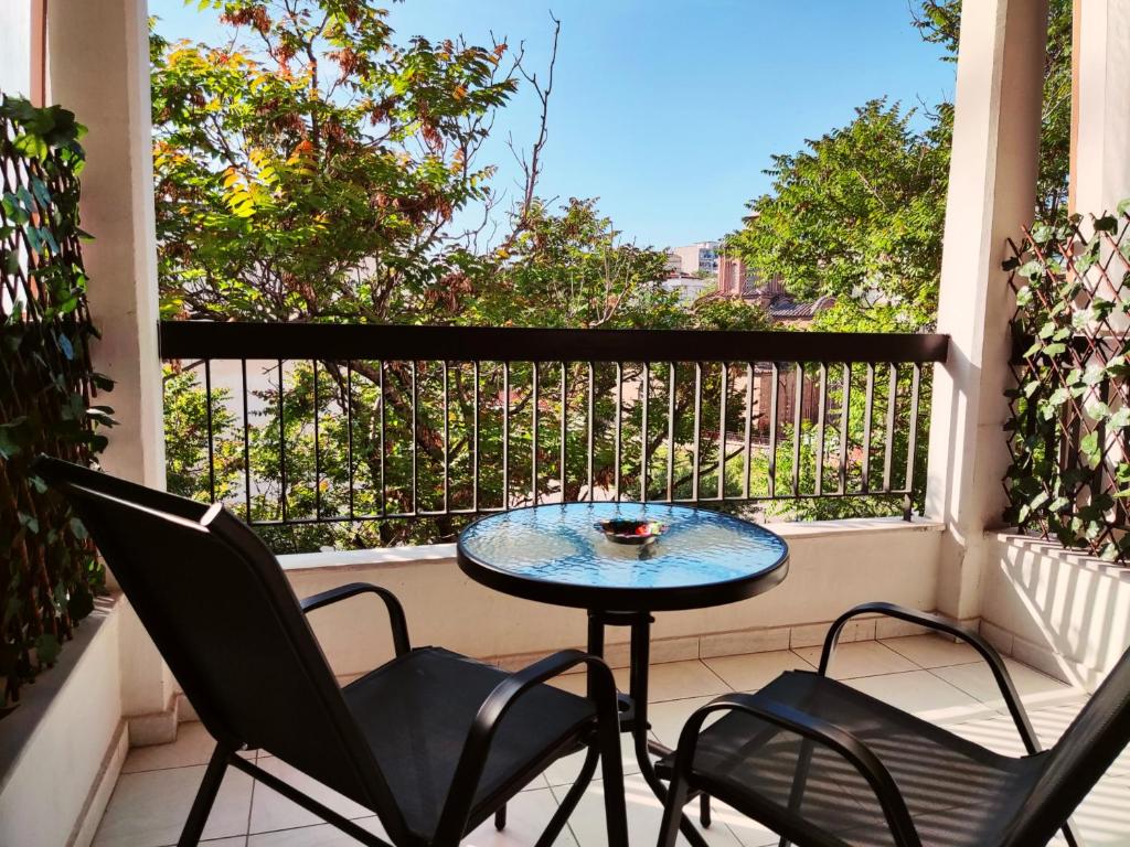 Zen Central Studio with Balcony and WiFi fiber