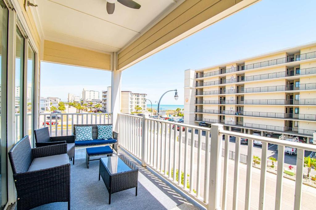 En balkon eller terrasse på Ocean View at Ocean Breeze Luxury Villas