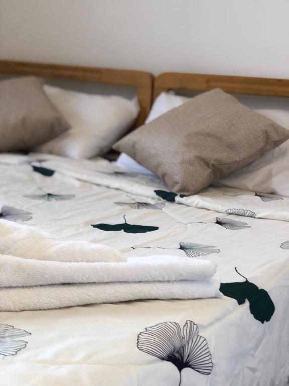 Postel nebo postele na pokoji v ubytování بيت العُمري (ام قيس)