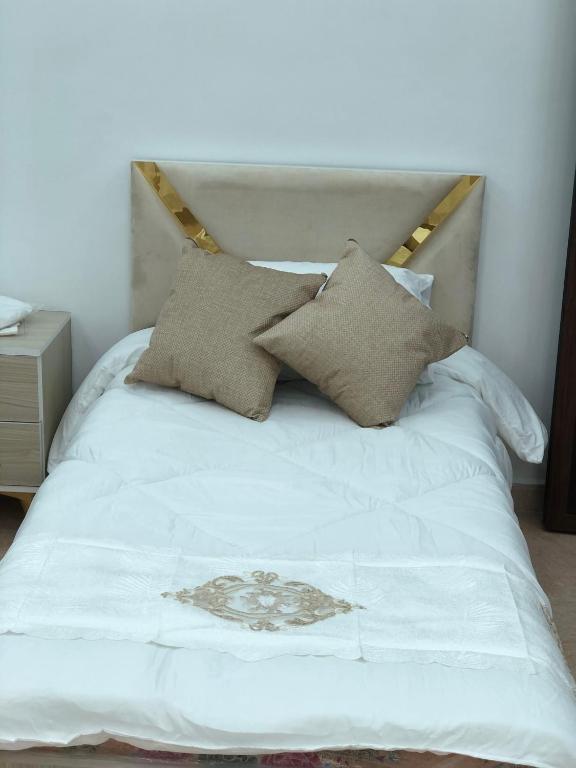 Postel nebo postele na pokoji v ubytování بيت العُمري (ام قيس)