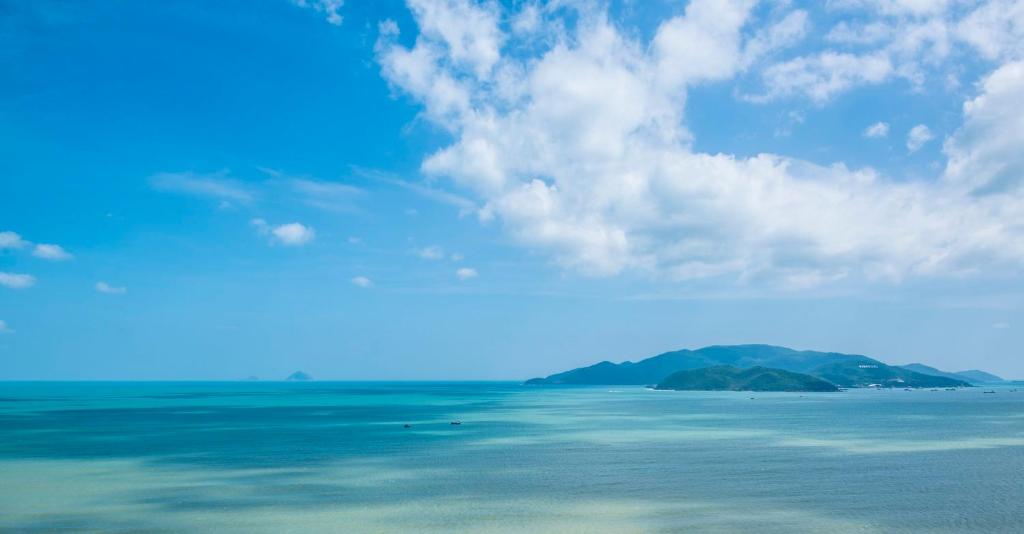 芽庄芽庄洲际酒店的享有远处的山景