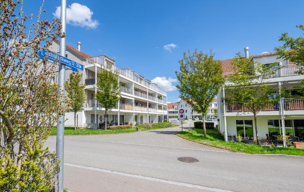 an empty street in front of an apartment building at Dingqin'Home in Arni Alp