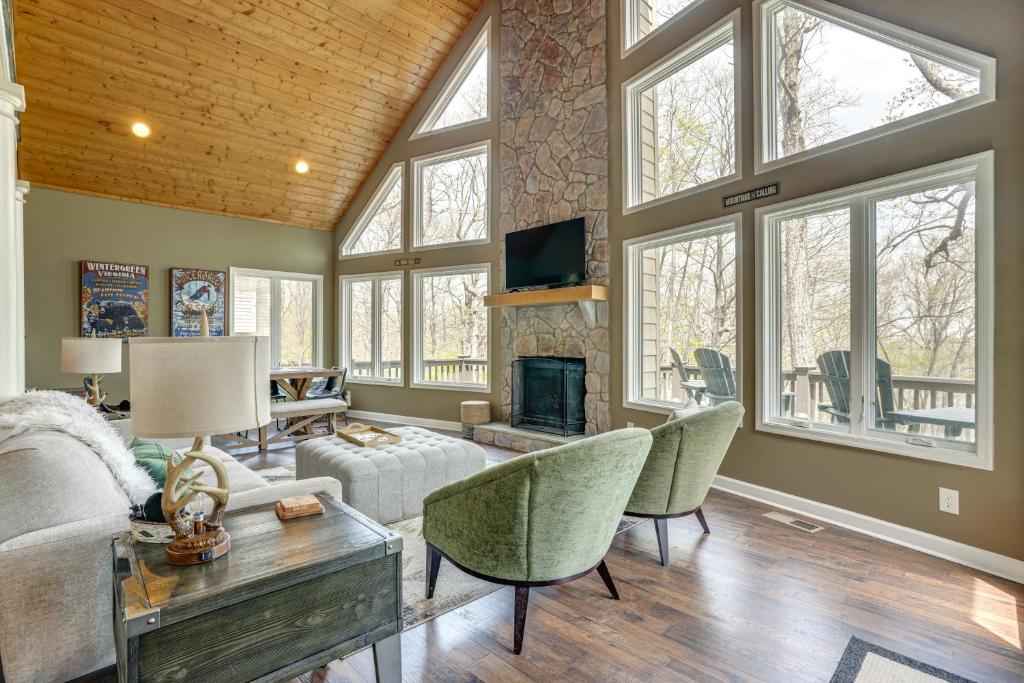 ein Wohnzimmer mit Couch und Kamin in der Unterkunft Stunning Wintergreen Resort Home Ski and Golf! in Mount Torry Furnace