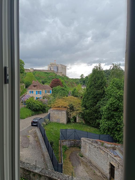 - une vue depuis la fenêtre d'une colline avec un bâtiment dans l'établissement La Maison de Falaise, à Falaise