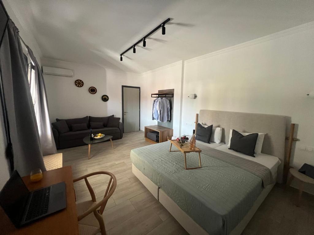 Postel nebo postele na pokoji v ubytování Central Guest House Skiathos