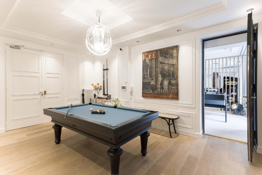 Τραπέζι μπιλιάρδου στο Gatsby Chic & Elegance & Billiards & Fitness & Luxury