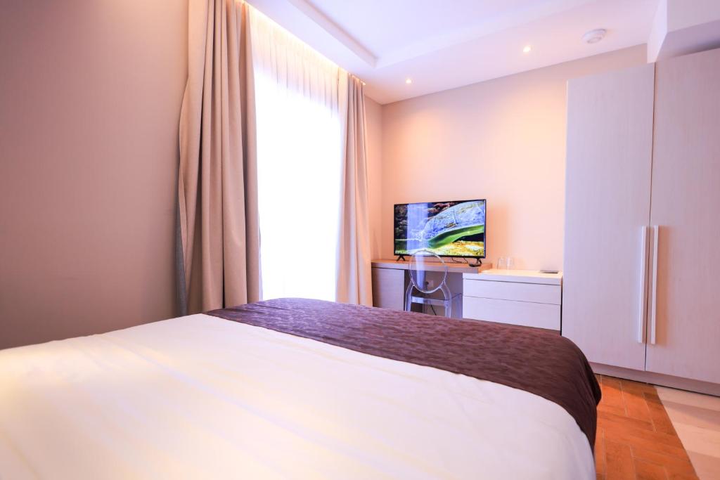 TV i/ili multimedijalni sistem u objektu Hotel Apollon Sarande